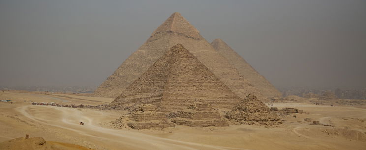 Gyönyörűen beszél magyarul a piramisok mellett egy egyiptomi nő, aki tanítja is a nyelvünket Kairóban