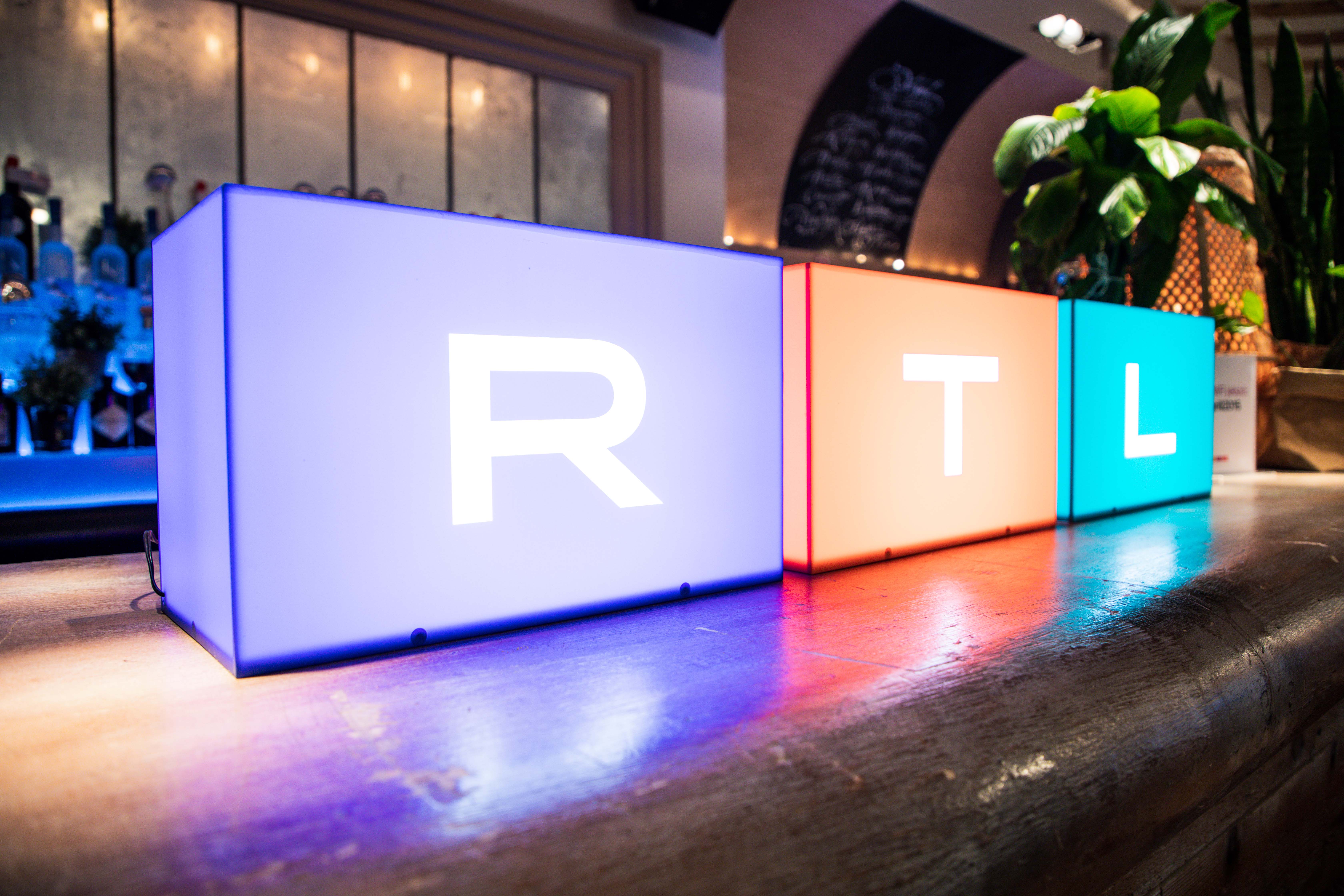 Újabb RTL-es sztárműsorvezetőt szemelt ki magának a TV2, még egy húzónév pártol át a konkurens csatornához?