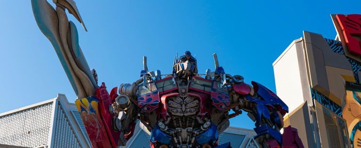Míg a MÁV kétségbeesve küzd az elemekkel és a késésekkel, addig a világ másik felén maga Optimus Prime vágja a gallyakat a sínek felett