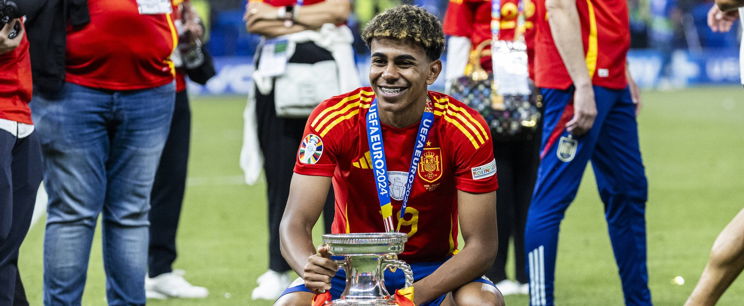 A spanyol csodagyerek édesapja berohant a pályára a döntő után, önfeledt pillanatait vette a kamera is az Európa-bajnokság utolsó nagy ünneplésén