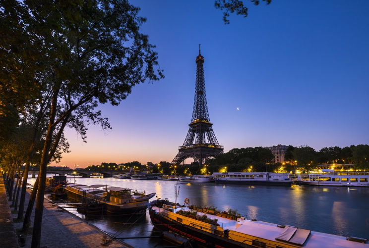 El sem kezdődött az olimpia és máris hatalmas a botrány: koporsókat vitettek az Eiffel-toronyhoz 