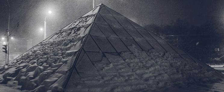 Gigászi fekete piramis épült Magyarországon, pár hét alatt nyoma veszett a rejtélyes építménynek