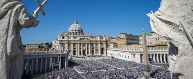 Magyar nagyváros nevét vésték a Vatikán padlójára, jól látható helyre a Szent Péter-bazilikában, ahol turisták milliói láthatják