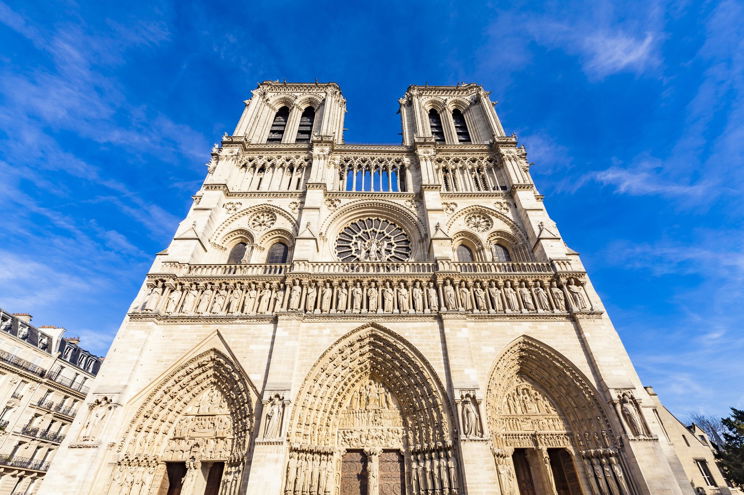 Titokzatos szarkofágokat találtak a porig égett Notre Dame alatt, félve nyitották ki a több száz éves sírokat: elborzasztotta őket a felfedezés