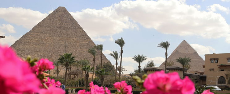 Árnyékot vetve magasodik a nagy piramis Kairó fölé, eltörpülnek a modern építmények az ókori csoda mellett 