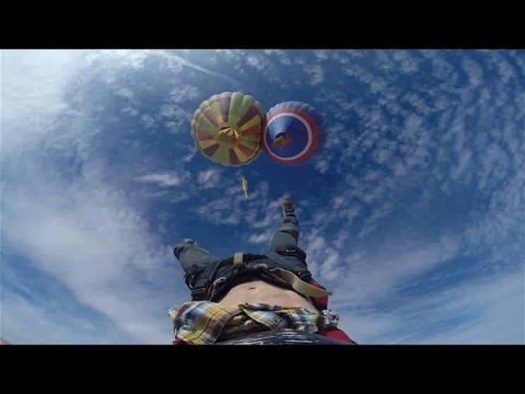 Félelmetes - Két hőlégballon között egyensúlyozik a kaszkadőr