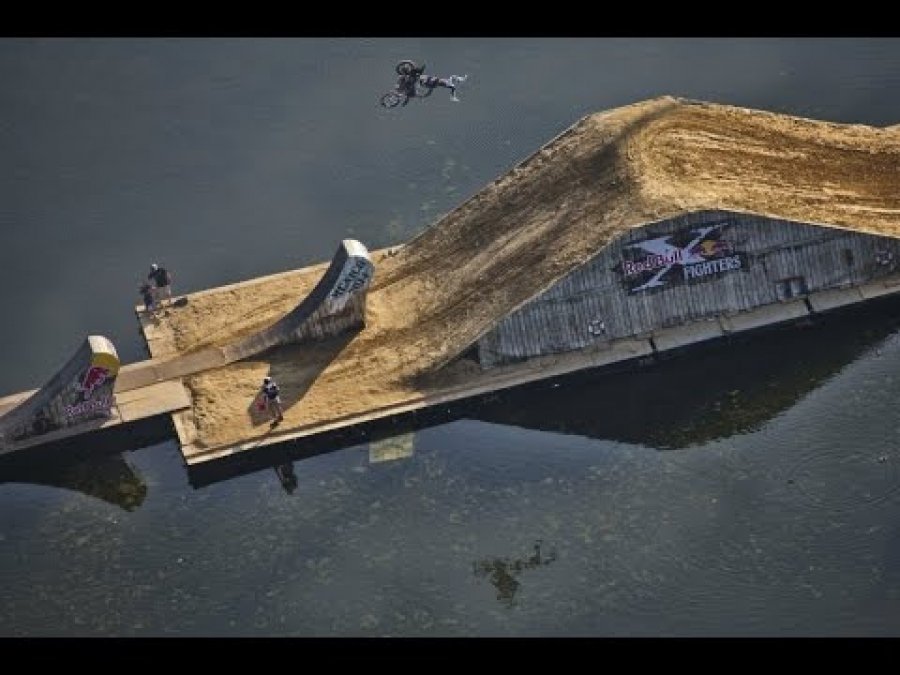Egy tó közepére építkezett a Red Bull