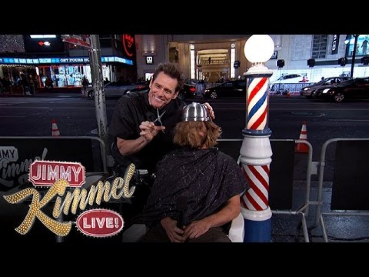 Jim Carrey fodrásznak állt, hogy Dumb és Dumber-frizurát vágjon neked