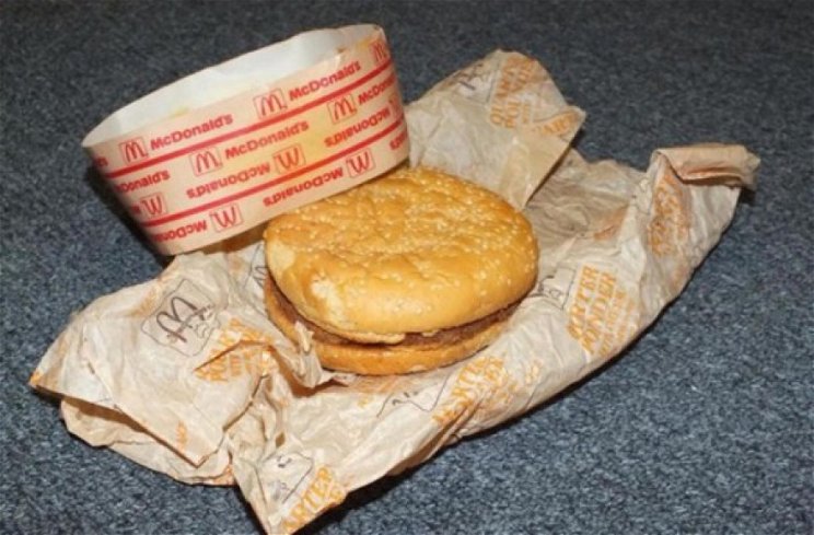 Így néz ki egy 20 éves mekis hamburger