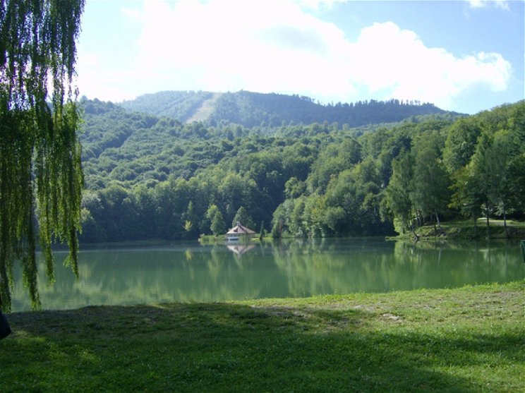 Három menő tó a szomszédban, ha külföldön szeretnél csobbanni