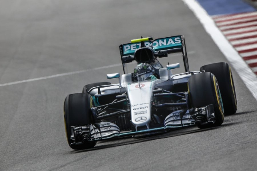 Rosberg megint elhúzhat, Hamilton teljesen hátul az időmérőn