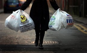 Nem használják a műanyagzacskókat Angliában, amióta pénzt kérnek értük