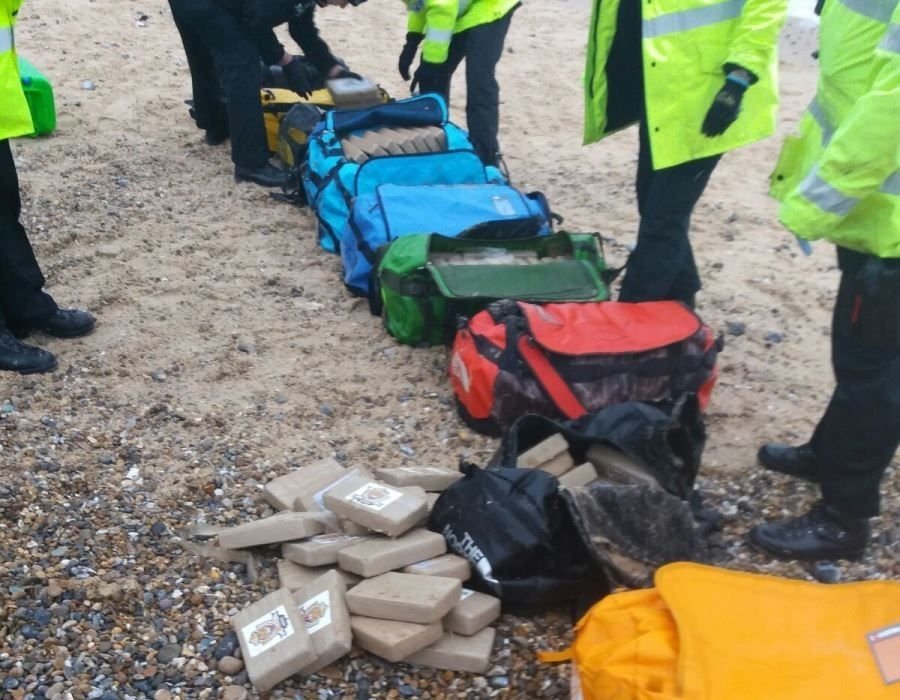 360 kilogrammnyi kokaint találtak egy tengerparton