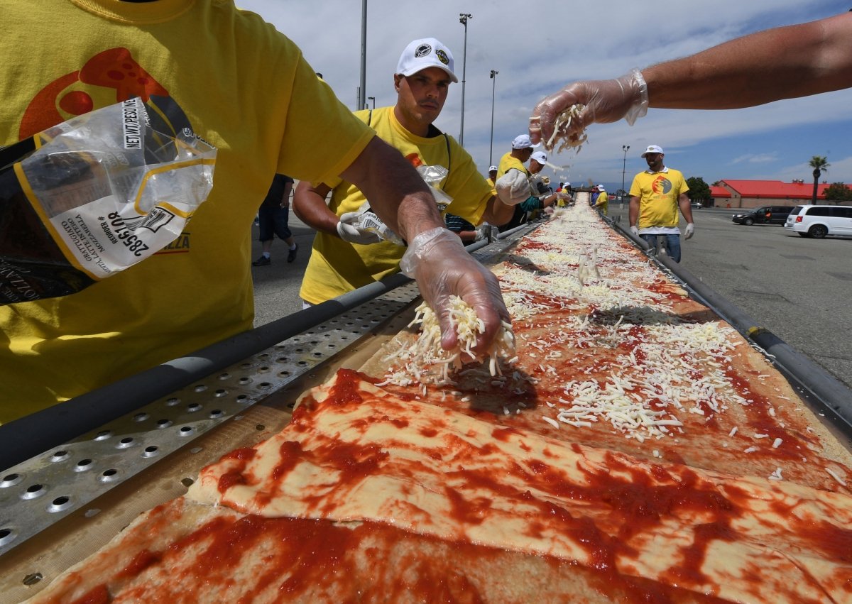 Elkészítették a világ leghosszabb pizzáját