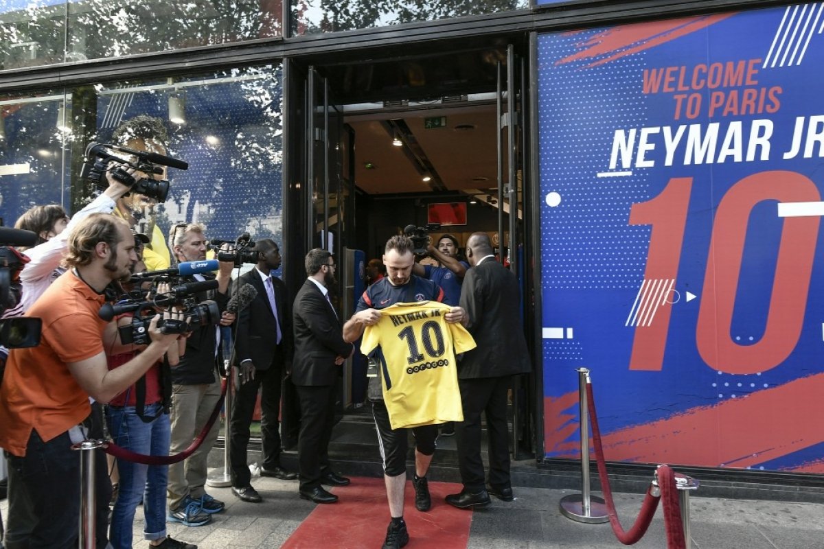 Már most mindenki sorban áll a Neymar mezekért