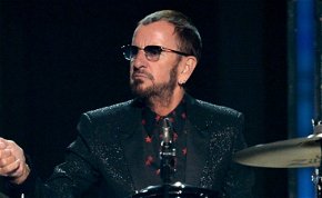 Ringo Starrt és a Bee Gees volt énekesét is lovaggá ütötték