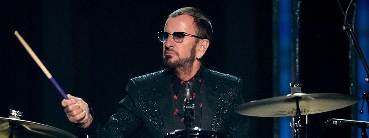 Ringo Starrt és a Bee Gees volt énekesét is lovaggá ütötték