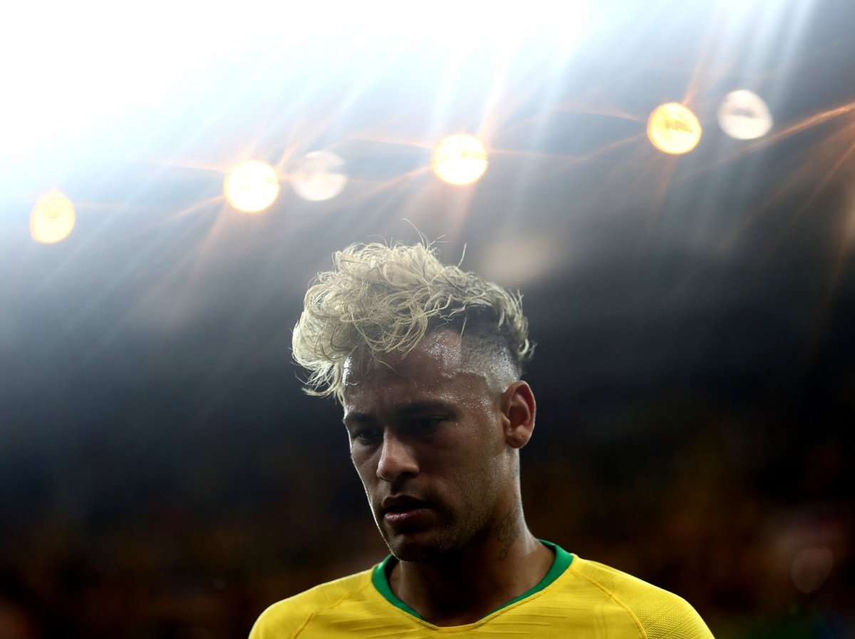 Zokogó Neymar, nehézkes brazil győzelem