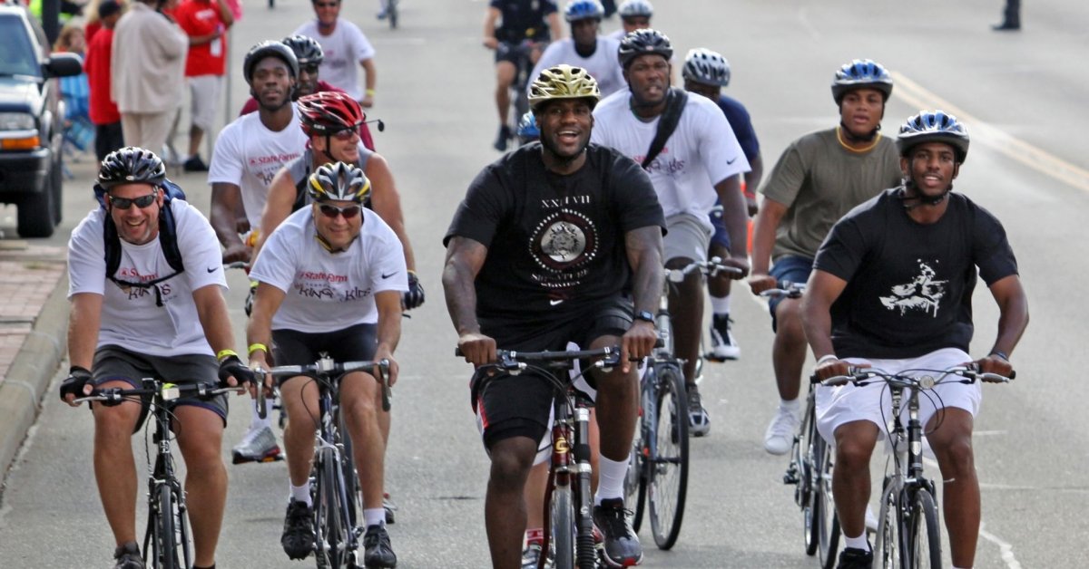 És akkor LeBron James jön szembe egy mountain bike-on!