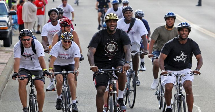 És akkor LeBron James jön szembe egy mountain bike-on!