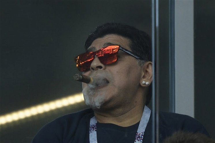 Mellkasát mutogatva mulatozott Maradona egy kocsi tetején