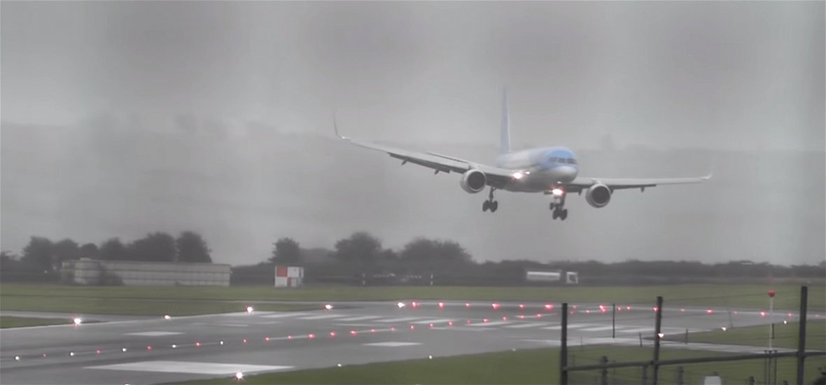 Óriási viharban hihetetlen manőverrel tette le a repülőgépet a pilóta