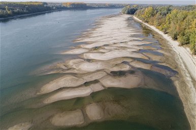 Az aszályban lenyűgöző formákat öltött a homok a bajai Duna-parton