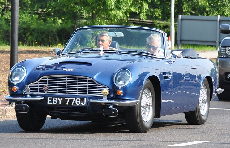 A walesi herceg fehér borral hajtott Aston Martinnal jár