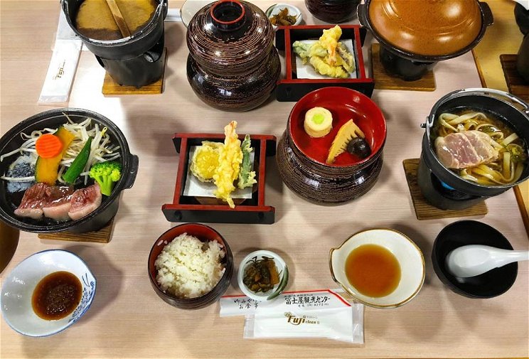 Zsolt utazása: legbőségesebb japán étkezésén van túl kollégánk