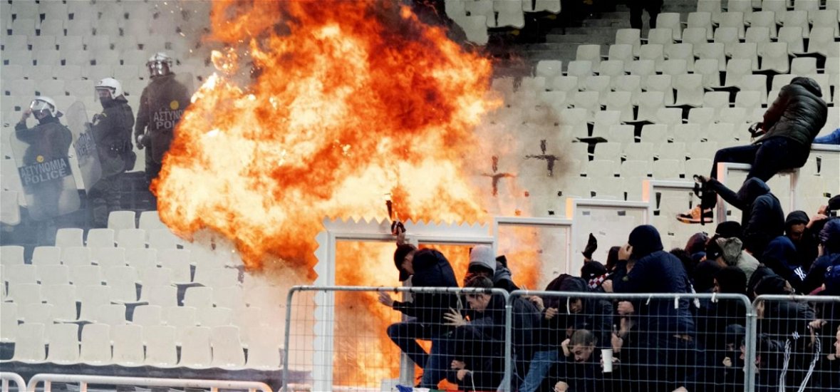 Molotov koktél csapódott az Ajax-szektorba Athénben