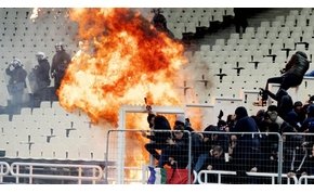 Molotov koktél csapódott az Ajax-szektorba Athénben