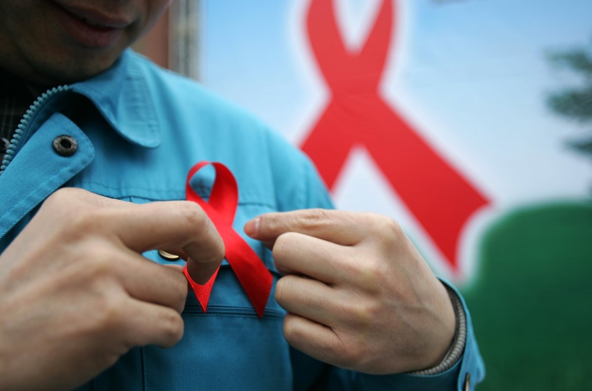 Az AIDS világnapja: több szűrővizsgálatra lenne szükség
