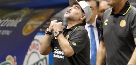 Diego Maradona megmutatta, hogy milyen kemény az ökle