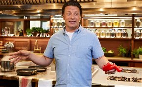Jamie Oliver legújabb könyvében összeszedte a világsztárok kedvenc receptjeit
