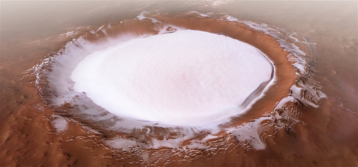 Egy jéggel teli hatalmas krátert kaptak lencsevégre a Marson