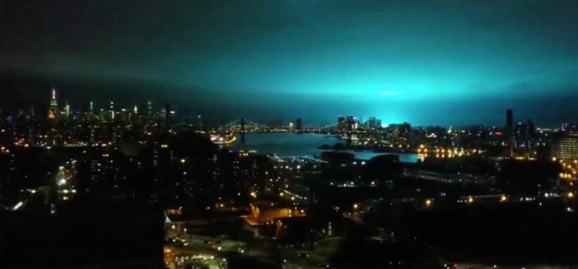 Tényleg ufóinváziónak tűnt a New York feletti kék fénysugár