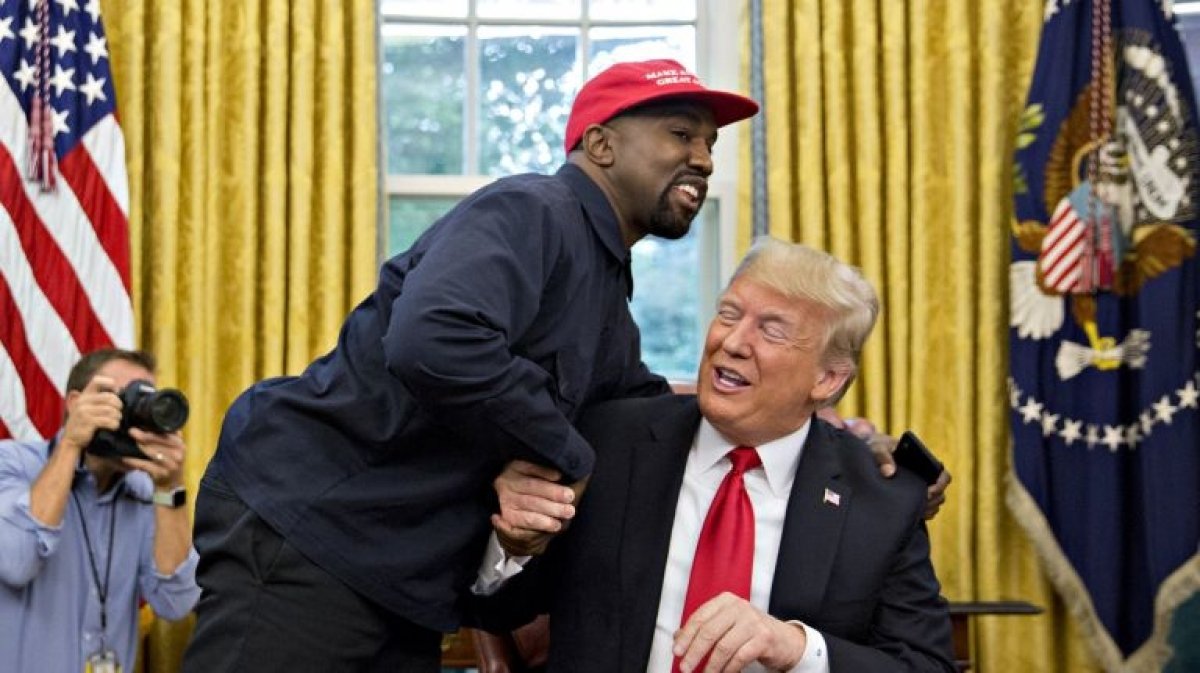 Elválaszthatatlan lesz egymástól Kanye West és a Trump-sapka