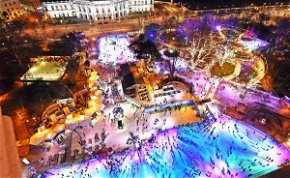 Jégvarázs Bécsben: kétszintes korcsolyapályán csodálhatjuk a várost