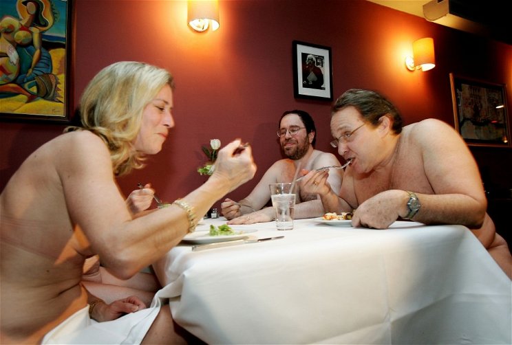 Bezár a nemrég nyitott nudista étterem Párizsban