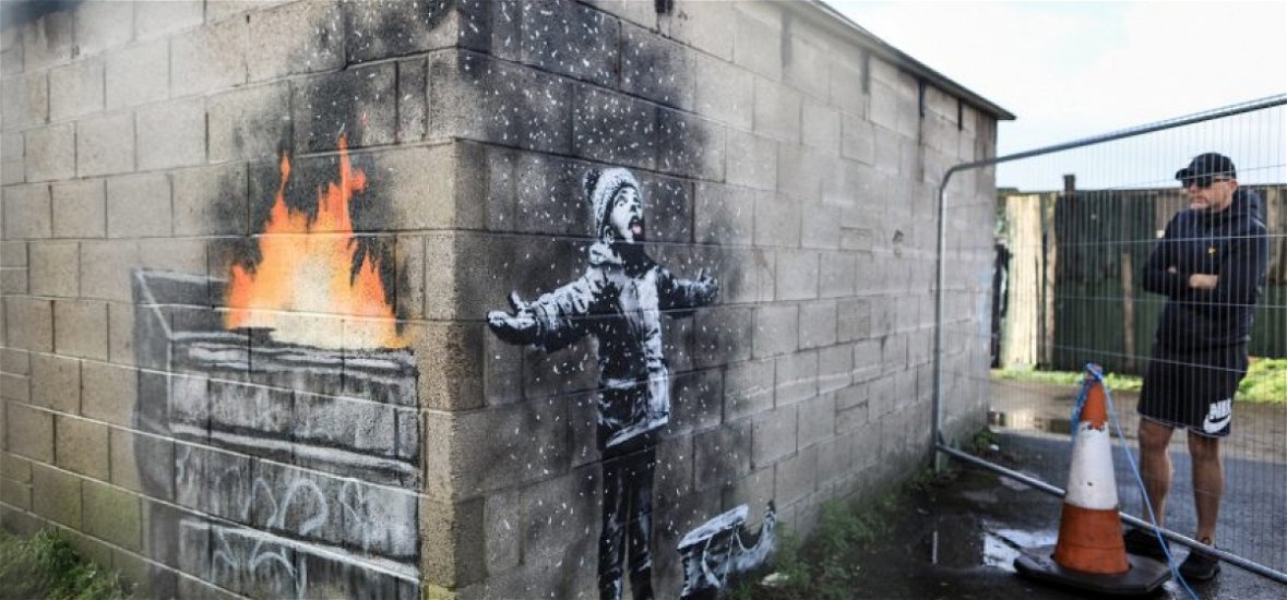 Két évig a helyén maradhat a garázsfalat díszítő Banksy-festmény