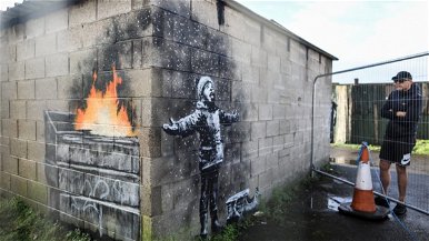 Két évig a helyén maradhat a garázsfalat díszítő Banksy-festmény