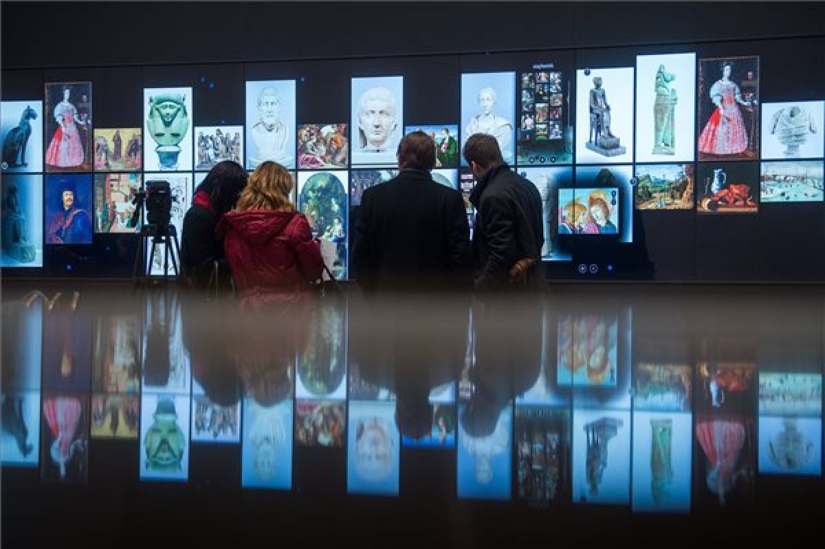A világon egyedülálló LCD falat adtak át a Szépművészetiben