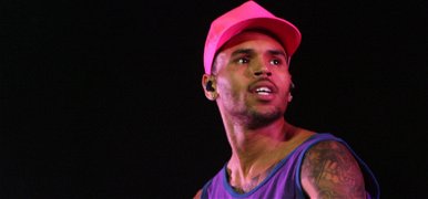 Nemi erőszak miatt őrizetbe vették Chris Brownt