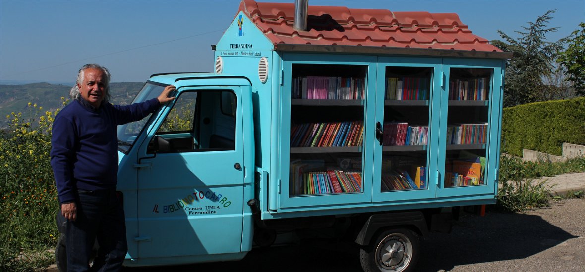Háromkerekű könyvtárával járja a kis falvakat egy olasz tanár