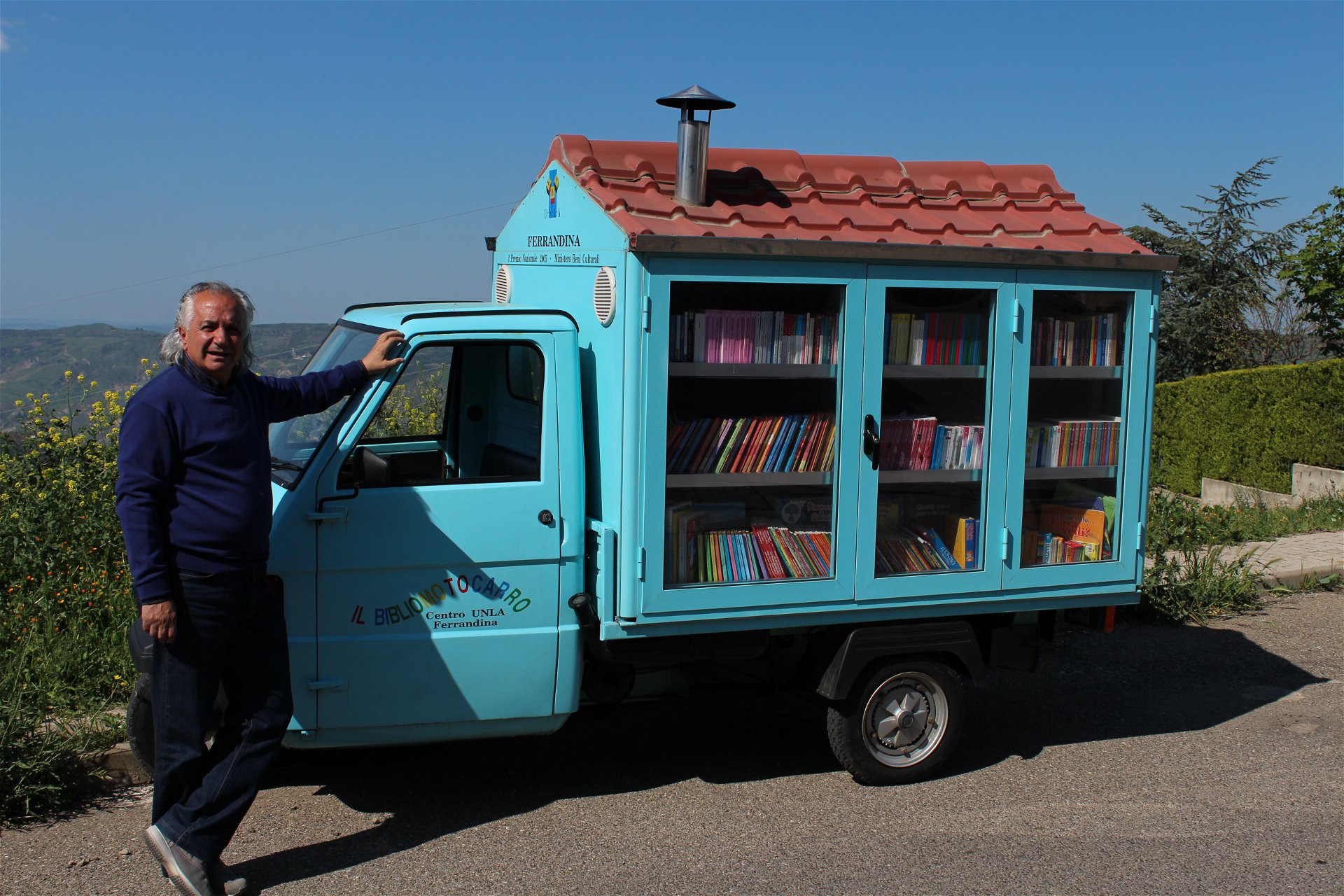 Háromkerekű könyvtárával járja a kis falvakat egy olasz tanár