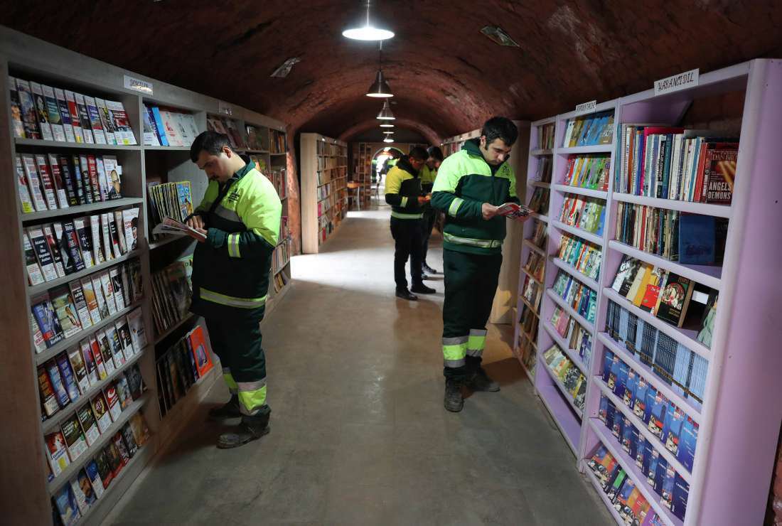 Könyvtárat nyitottak a „hulladék” könyvekből a kukások