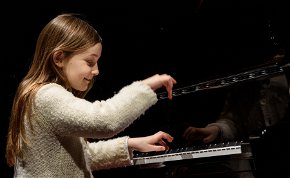 Négy hangjegyből zseniális darabot komponált egy 14 éves kislány
