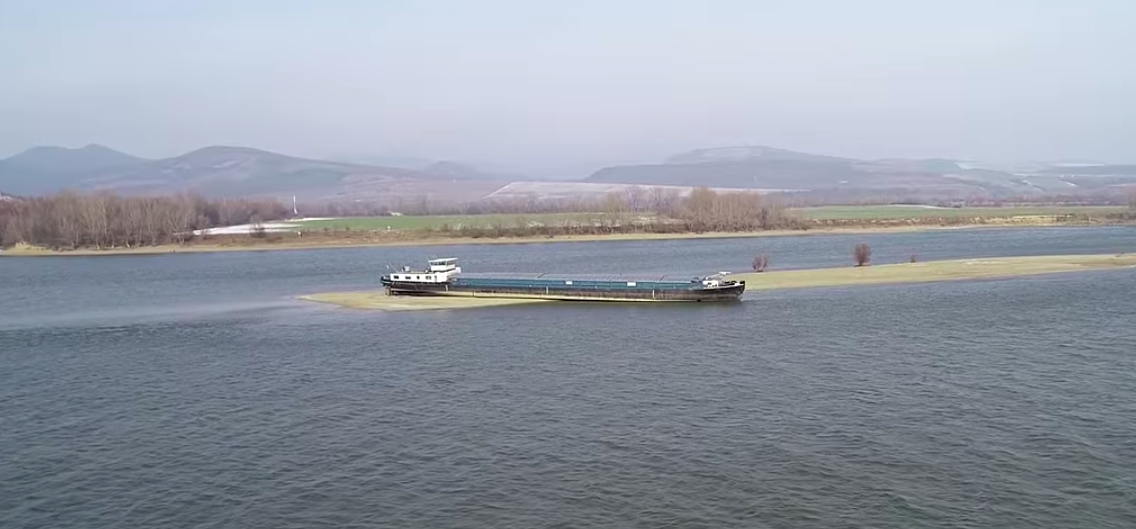 Látványos videó a Dunán zátonyra futott hajóról