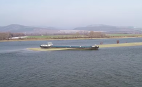 Látványos videó a Dunán zátonyra futott hajóról