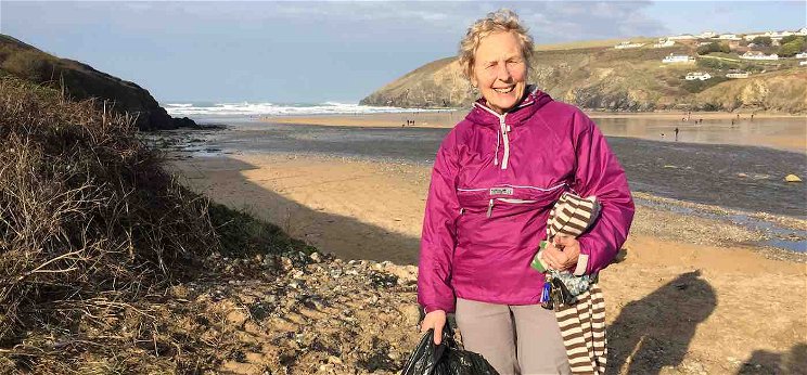 Egy nagymama fogta magát és 52 strandot takarított ki – eddig